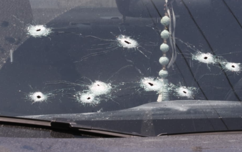 El vehículo de las víctimas presentaba múltiples impactos de bala en el parabrisas y ventanas, evidencia del ataque armado ocurrido en Mapasingue Oeste.