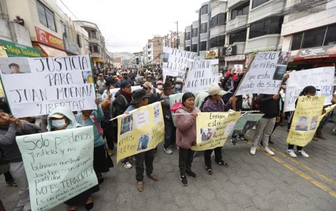 Familiares de los detenidos en las protestas se concentran afuera del coliseo Jacinto Collahuazo, en Otavalo, para exigir su liberación.