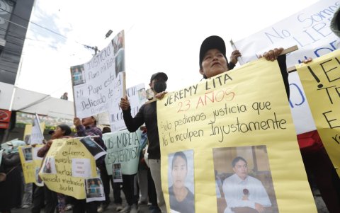 Familiares de los detenidos en Otavalo protestan con carteles y fotos en mano, exigiendo su liberación durante el Paro Nacional 2025.