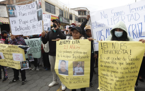 Familiares de personas detenidas en las manifestaciones llegan a las afueras del coliseo Jacinto Collahuazo para pedir justicia por sus familiares.