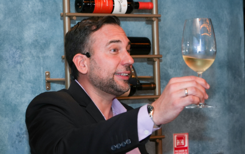 Se ofreció una cata de tres vinos de la bodega Dos Hemisferios, dirigida por el sommelier y consultor francés Marc Pidoux.