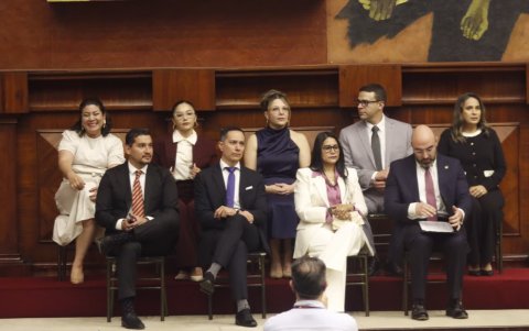 Los nuevos vocales principales (primera fila) y suplentes del Consejo de la Judicatura fueron posesionados en la Asamblea Nacional.