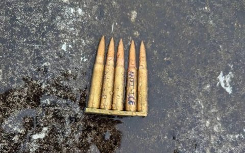 Fotografía compartida en la cuenta oficial en la red social X del director del FBI, Kash Patel, donde se muestra un cartucho de balas con la frase 'ANTI-ICE'.