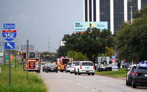 Personal policial y de emergencias responden cerca de escena del tiroteo de centro de detención de Inmigración y Control de Aduanas de Estados Unidos (ICE) en Dallas, el 24 de septiembre de 2025.