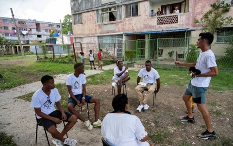 Jóvenes en rehabilitación y pastores conversan afuera de la Casa de Rescate para drogadictos en un barrio de La Habana el 22 de agosto de 2025.
