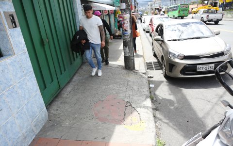 Las aceras en la avenida María Angelica Idrobo en Cumbayá se encuentra en mal estado y hay tramos que son tomados por las ventas informales lo que complica el trayecto a peatones.