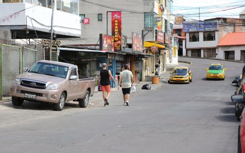 En el barrio San Juan de Cumbayá, la falta de veredas obliga a los peatones a caminar por la calle.