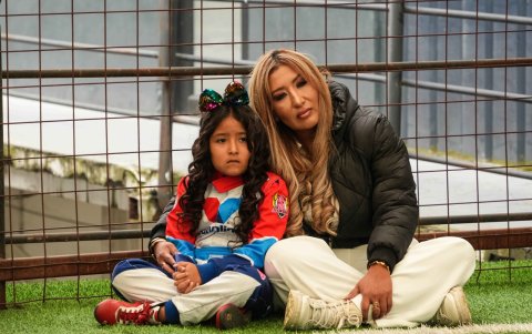 La pequeña Sophi junto a su mamá Adela Yugsi, quien es uno de sus principales apoyos en su carrera.