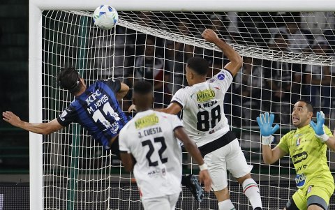 Michael Hoyos (i) de Independiente del Valle anota su gol en los cuartos de final de la Copa Sudamericana contra Once Caldas.