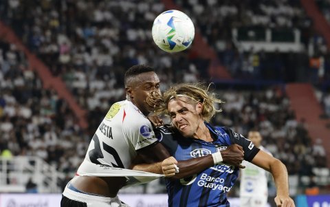 Kevin Cuesta (i) de Once Caldas disputa el balón con Claudio Spinelli de Independiente del Valle.