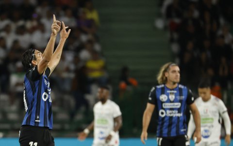 Michael Hoyos (i) de Independiente del Valle hizo dos goles a Once Caldas.