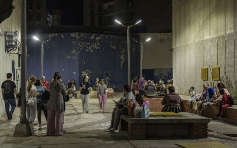 Personas permanecen en la calle durante la madrugada por movimientos sísmicos este jueves, en Maracaibo (Venezuela).