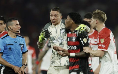 Gonzalo Plata estará habilitado para jugar el compromiso en La Plata. La Conmebol invalidó la tarjeta roja que recibió en el juego de ida.