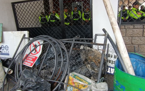 Las personas se reunieron a las afueras de la Gobernación del Azuay y dejaron los desechos encontrados.