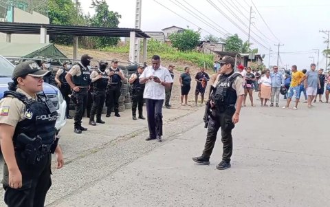 Familiares de los privados de libertad esperan con angustia noticias en los exteriores de la cárcel de Esmeraldas tras la masacre del 25 de septiembre de 2025.