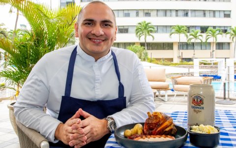 El chef Miguel Ponce con el platillo Haxen (codillo de cerdo), plato tradicional alemnán.