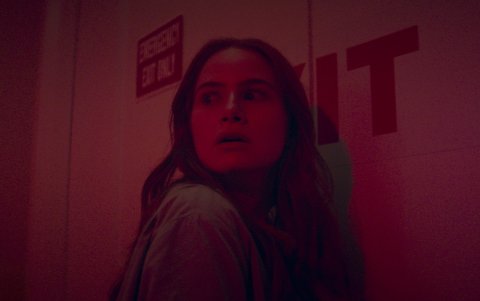 Madelaine Petsch es  Maya en The Strangers - Chapter 2.