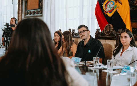 El Concejo Cantonal respaldó el convenio con la Asociación Comunitaria de Sordos de Guayaquil (ACSG) para capacitar a 500 servidores en lengua de señas.