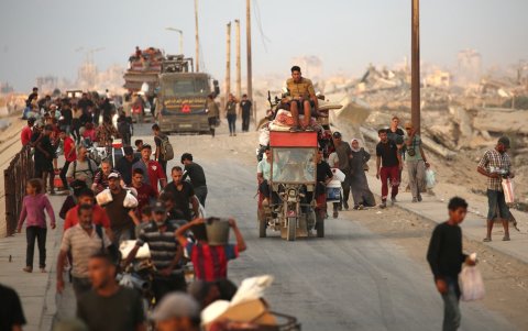Palestinos se desplazan con sus pertenencias hacia el sur por una carretera en la zona del campo de refugiados de Nuseirat, el 24 de septiembre de 2025.
