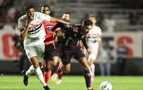 Sao Paulo jugando con Liga de Quito en el estadio Morumbí.