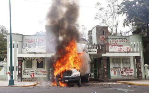 Un camión en llamas a las puertas de un cuartel militar durante una manifestación por el 11º aniversario de la desaparición de 43 estudiantes de Ayotzinapa, el 25 de septiembre de 2025.