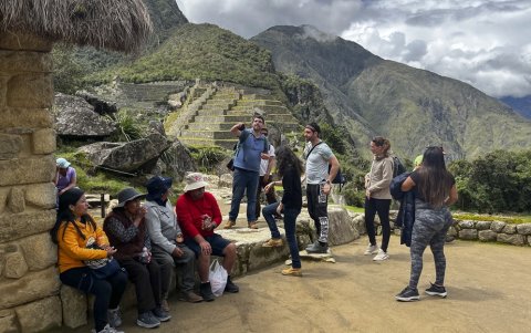 Los turistas visitan las antiguas ruinas incas de Machu Picchu en el valle de Urubamba, a setenta y dos kilómetros de la ciudad andina de Cusco.