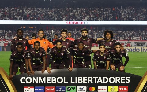 Jugadores de LDUQ forman previo a un partido de cuartos de final de la Copa Libertadores ante Sao Paulo.