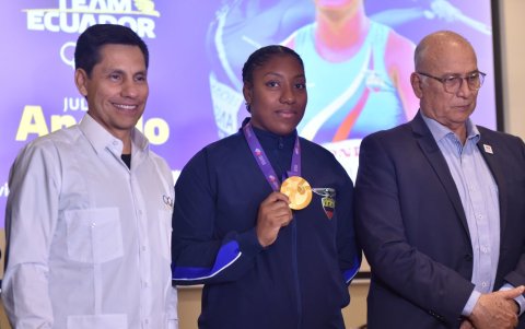 La atleta ecuatoriana fue recibida por las autoridades del Comité Olímpico Ecuatoriano, el presidente Jorge Delgado (d) y el vicepresidente Jefferson Pérez.