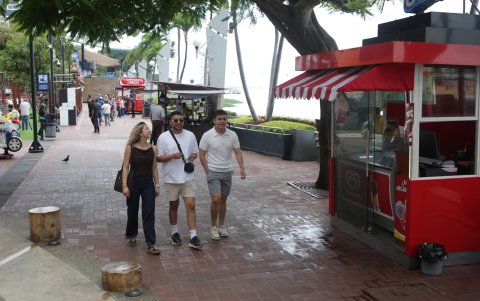 Dulces. Canguiles, algodón de azúcar, helados, raspados y otros alimentos también se expenden en diferentes áreas del Malecón. Los vendedores esperan más público.