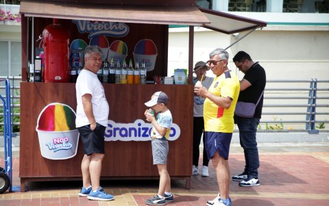 Calor. Para muchos turistas, el poder encontrar locales donde puedan comprar refrescos ayuda en su caminar por el sitio. Muchos reclaman más sombra generada por árboles nativos.