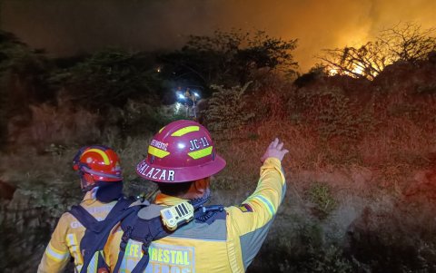 Bomberos realizaron tareas para sofocar las llamas en el cerro Colorado, en el norte de Guayaquil, la noche del jueves 25 de septiembre.
