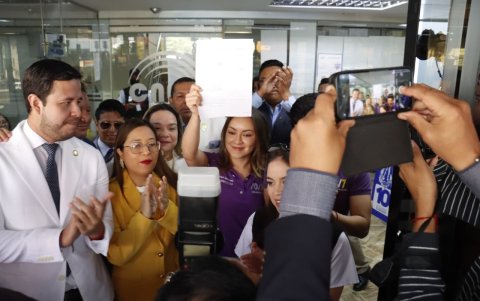 La primera vicepresidenta de la Asamblea, Mishel Mancheno presentó la solicitud en el CNE para que ADN haga campaña por el 