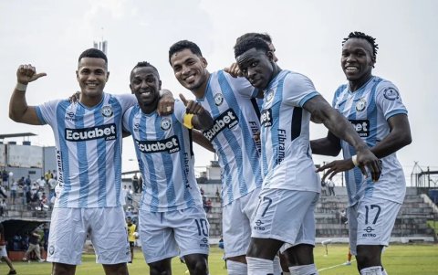 Jugadores de Guayaquil City celebrando un gol.