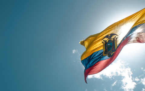 La bandera tricolor de Ecuador representa la riqueza natural, el cielo y la sangre de los héroes que lucharon por la independencia.
