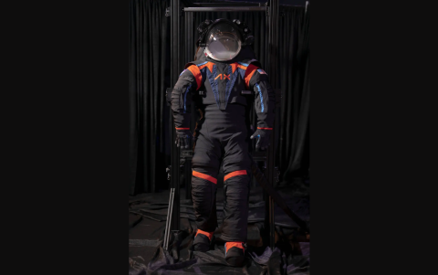 Prototipo de traje espacial para la misión Artemis III, el AxEMU. Puede cambiar el traje a uno blanco para los astronautas de la NASA en la superficie lunar.