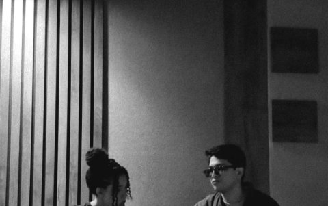 Con su novio, Elvis.