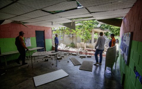 Miembros de un equipo de rescate inspeccionan los daños en una escuela un día después de que un terremoto en el estado Zulia, Venezuela, el 25 de septiembre de 2025.