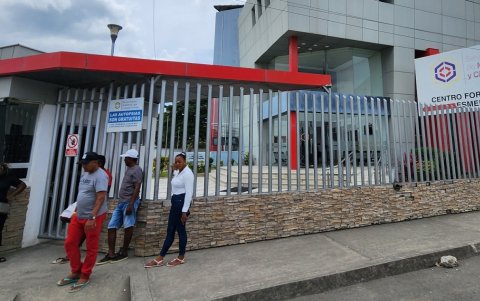 Los familiares de los presos acuden a la morgue de Esmeraldas para verificar si sus familiares se encuentran entre las víctimas mortales.