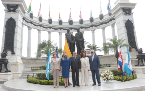 Esmeralda Rivera de Parodi, cónsul de Honduras; Cristina Figueroa de Bitar, cónsul de El Salvador; Juan Doumet Antón, cónsul honorario de Honduras; Gricelda Cortés de Spaans, cónsul de Costa Rica; y Rafael Florido, cónsul de Guatemala.