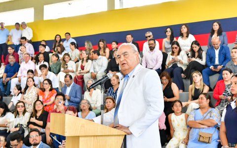 El rector Abelardo García se dirige a los alumnos