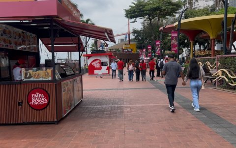 Expertos recomiendan que los locales comerciales no saturen los espacios, lo que puedan impedir la libre circulación peatonal.