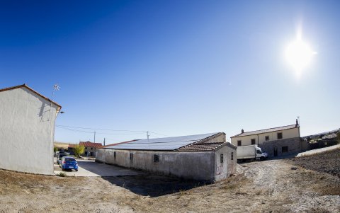 Vista del techo solar ubicado en una construcción de la localidad de Villaseco del Pan, Zamora, el pasado 23 de septiembre de 2025, que forma parte del proyecto de AECT Duero-Douro en la región.