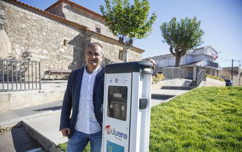 El director de la AECT Duero-Douro y director de la Comunidad Energética #EnergiaParaElPueblo, José Luis Pascual Criado, es visto junto al punto verde de recarga.