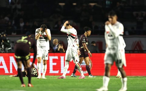 Los jugadores del Sao Paulo se lamentan por quedar eliminados de la Copa Libertadores a manos de Liga de Quito.
