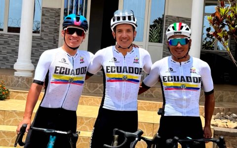 Martín López (i), Richard Carapaz y Jonathan Caicedo forma el equipo ecuatoriano.