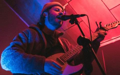 Mauro Samaniego, líder de Da Pawn y Tripulación de Osos, descargando su show como solista en Istriónico.