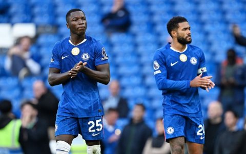 Moisés Caicedo (i) en la derrota de Chelsea ante Brighton.