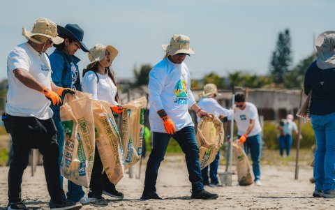 Voluntarios, estudiantes y moradores colaboran en la minga por el Día Internacional de Limpieza de Playas.