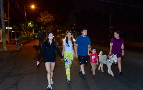 Medidas. Ante la situación, familias salen en las noches junto con las mascotas. Buscan generar unión entre vecinos.