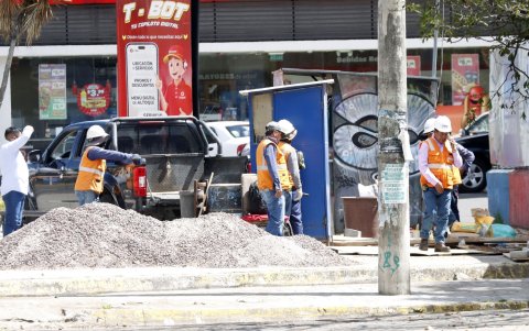 Intervención. Trabajadores de la Epmmop retiraron algunos escombros.